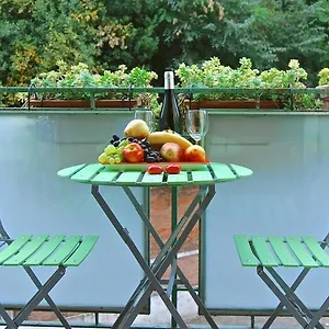 At Colosseo With Terrace Overlooking The Garden By Lyon Apartamento