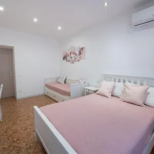 Casa Rosa Beige E Blu Rome